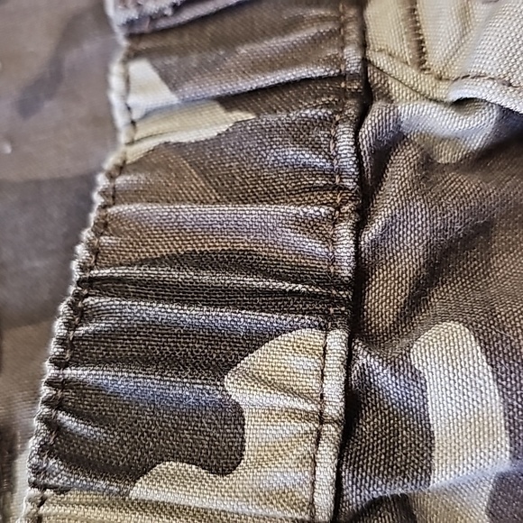 Savane cargo mens shorts. 6 pockets. Elastic waist on sides. Camo print. Size 40 - Picture 5 of 9